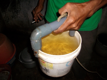 Air sumur di rumah Daeng Sampara. [foto: Anwar Jimpe Rachman]