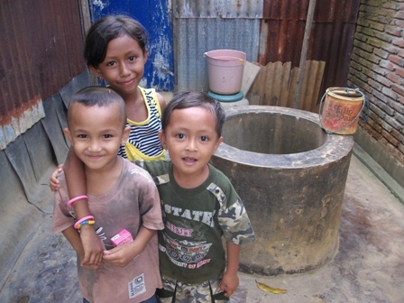 Bocah Kampung Pisang bermain di sekitar sumur mereka. [foto: Anwar Jimpe Rachman]