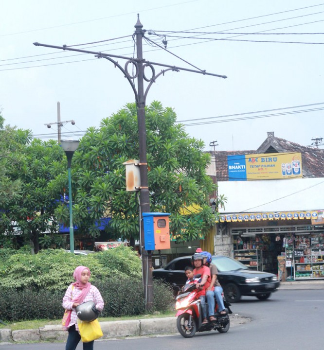 Tiang pantograf di Jalan Rajawali