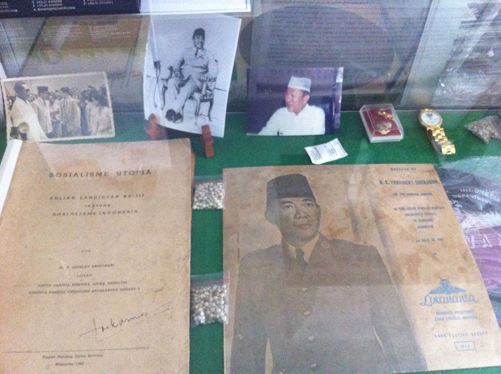 Kotak kaca berisi kenang-kenangan dari almarhum Bung Karno dan Haji Masagung untuk Oei Hiem Hwie. Foto: Kathleen Azali