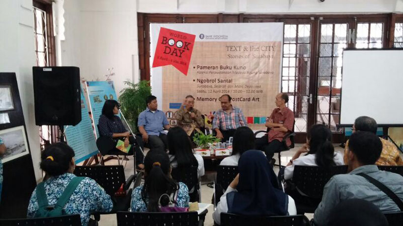 Pembukaan Text & the City: Diskusi tentang Surabaya, sejarah dan masa depannya, bersama Dhahana Adi, Oei Hiem Hwie, Dukut Widodo, dan Johan Silas. Foto: Erlin Goentoro