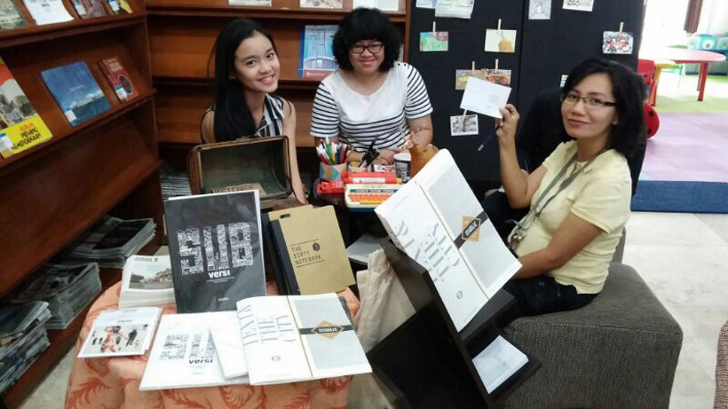 Tim Ayorek! di Perpustakaan BI saat pembukaan Text & the City, di depan display pameran Ode untuk Kota oleh LOS. Ria Octaria, Nitchii (dari LOS), dan Yuli. Foto: Erlin Goentoro