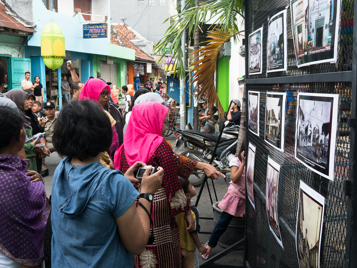 Pameran foto di Pasar Kampung Ampel. Foto: Erlin Goentoro