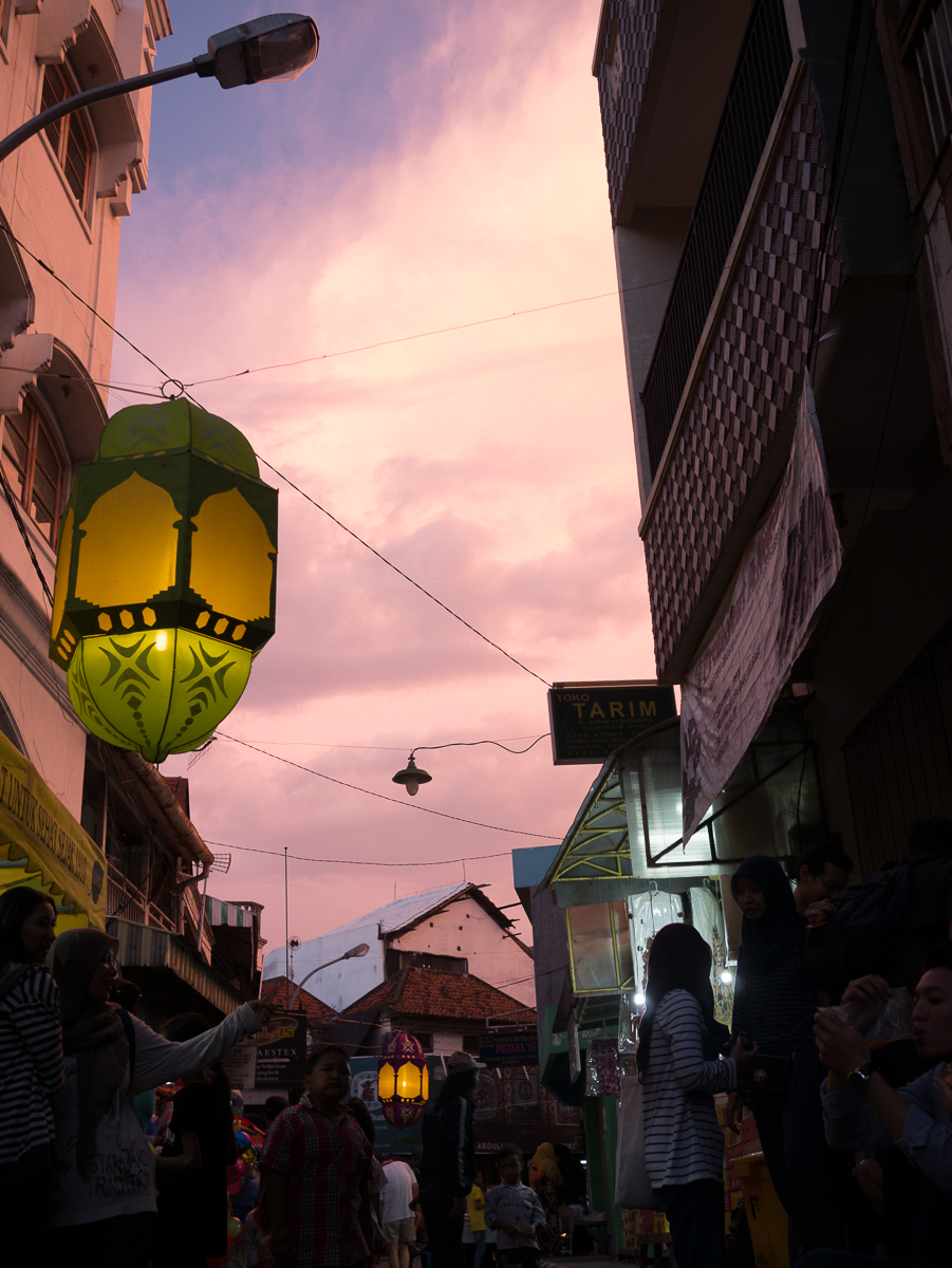 Lampion-lampion dinyalakan menjelang malam. Foto: Debby Utomo