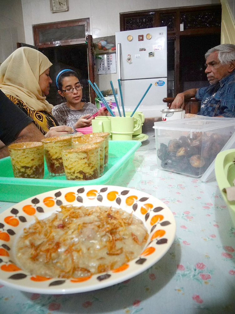 makanan ini tidak dijual secara umum di jalanan, melainkan disajikan di atas meja-meja makan pribadi